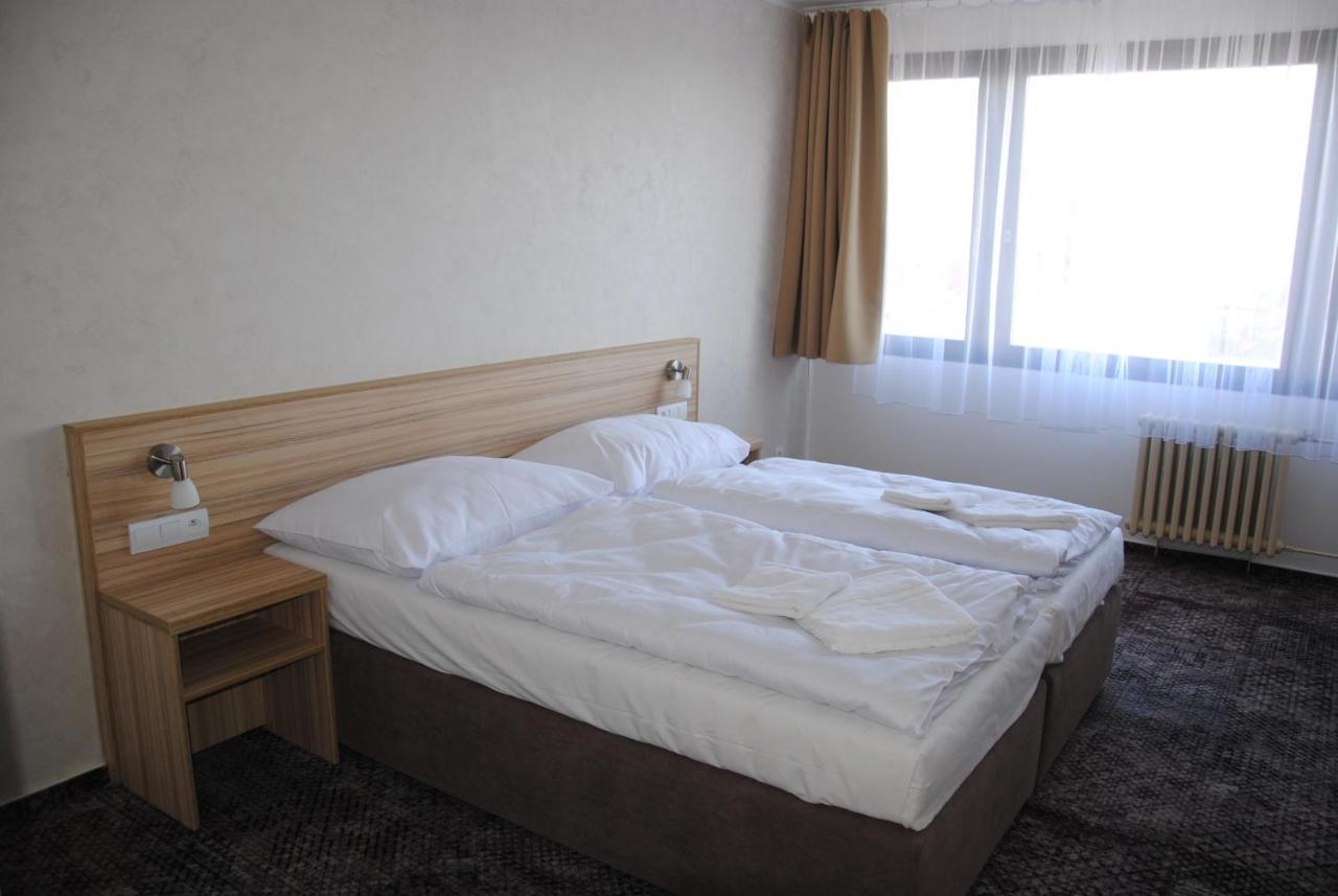 Hotel Labe 帕尔杜比采 外观 照片