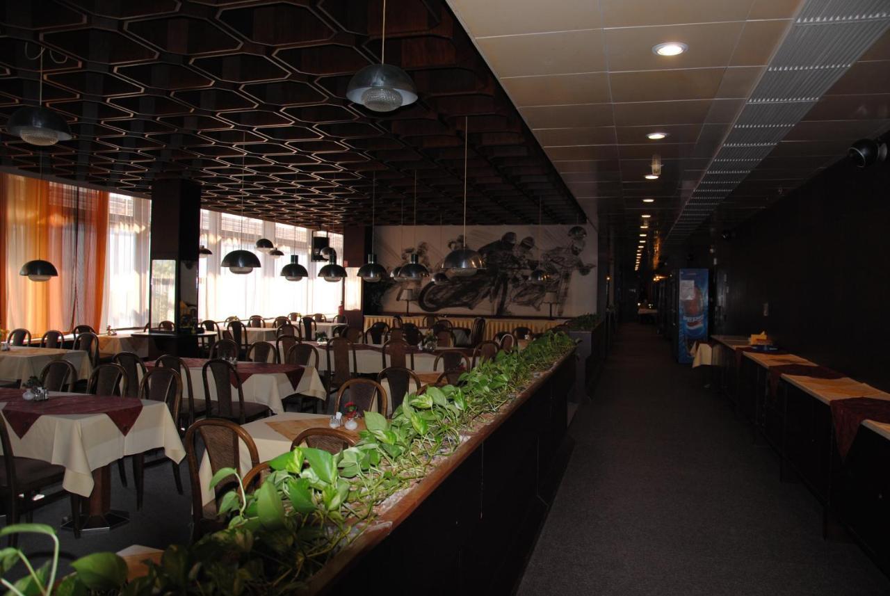 Hotel Labe 帕尔杜比采 外观 照片