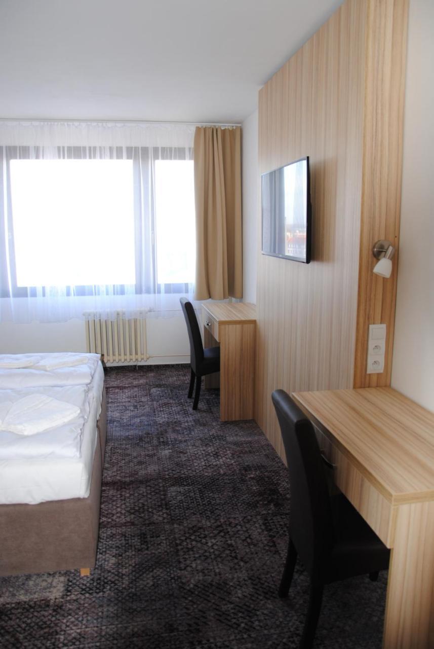 Hotel Labe 帕尔杜比采 外观 照片