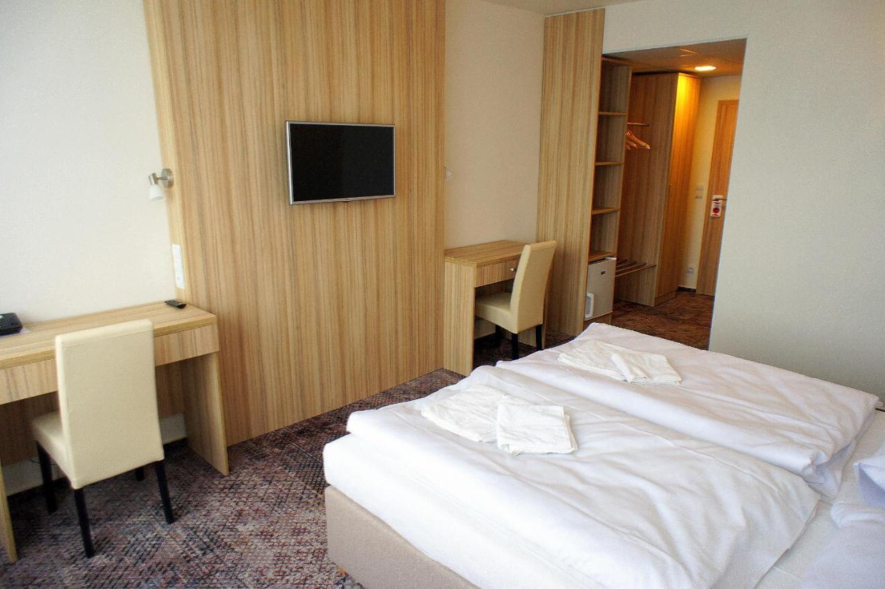 Hotel Labe 帕尔杜比采 外观 照片