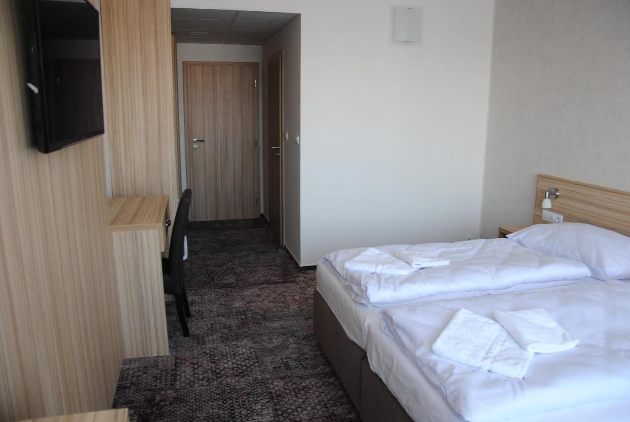 Hotel Labe 帕尔杜比采 外观 照片