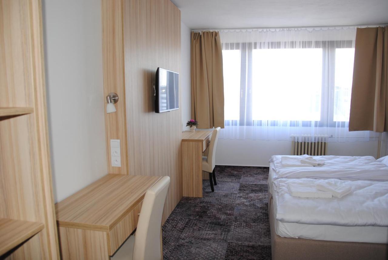 Hotel Labe 帕尔杜比采 外观 照片