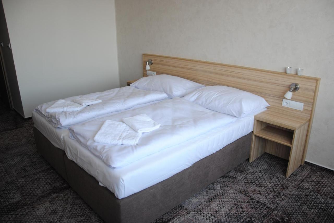 Hotel Labe 帕尔杜比采 外观 照片