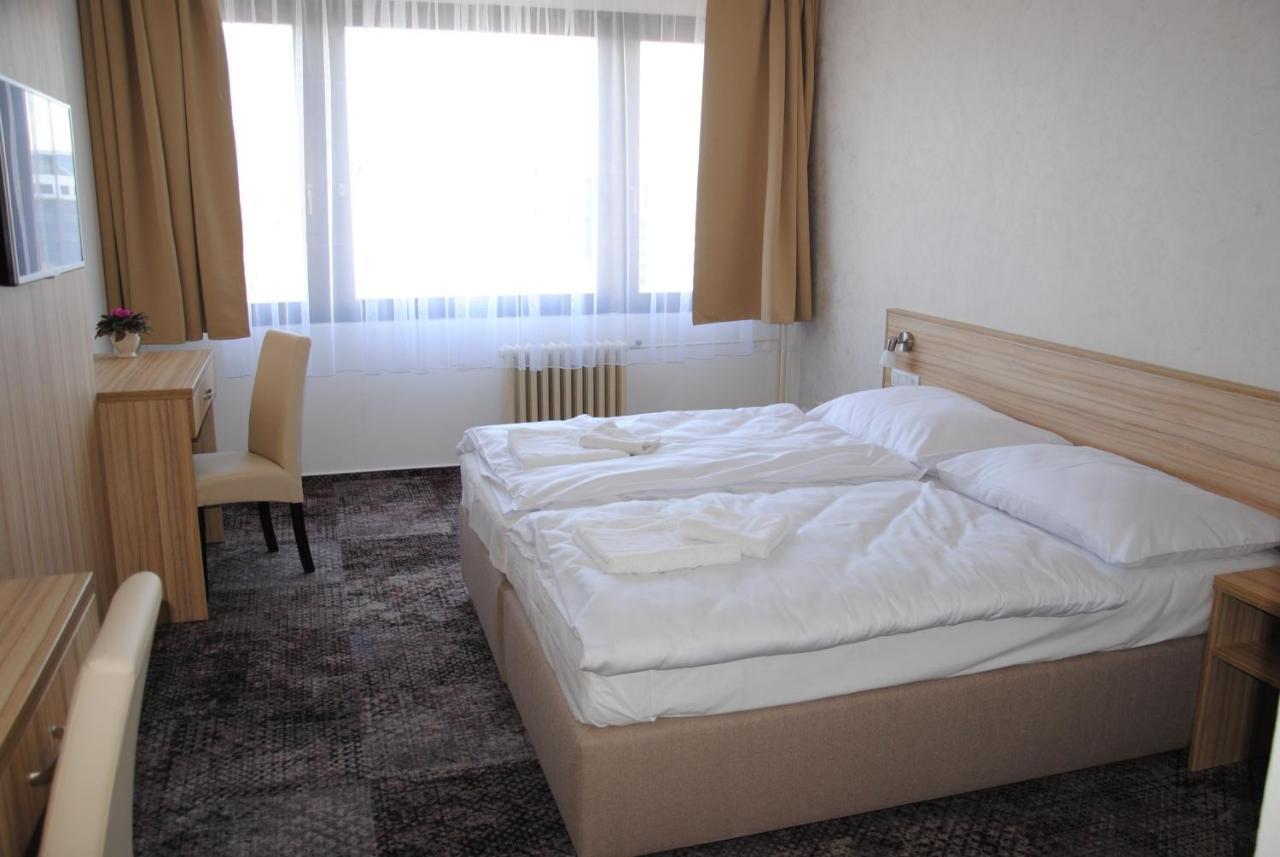 Hotel Labe 帕尔杜比采 外观 照片